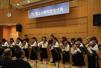 観客の前でバイオリン演奏をする児童文化センタージュニアオーケストラの子どもたち