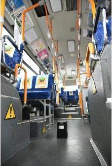 バス内に装置を2つ置いて空間除菌する写真
