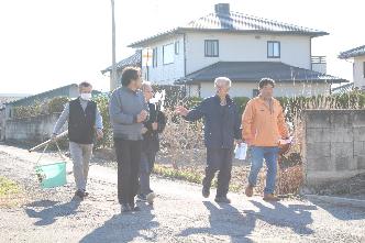 各戸を訪問する自治会の皆さん