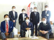 由井選手と市長、関係者らの集合写真