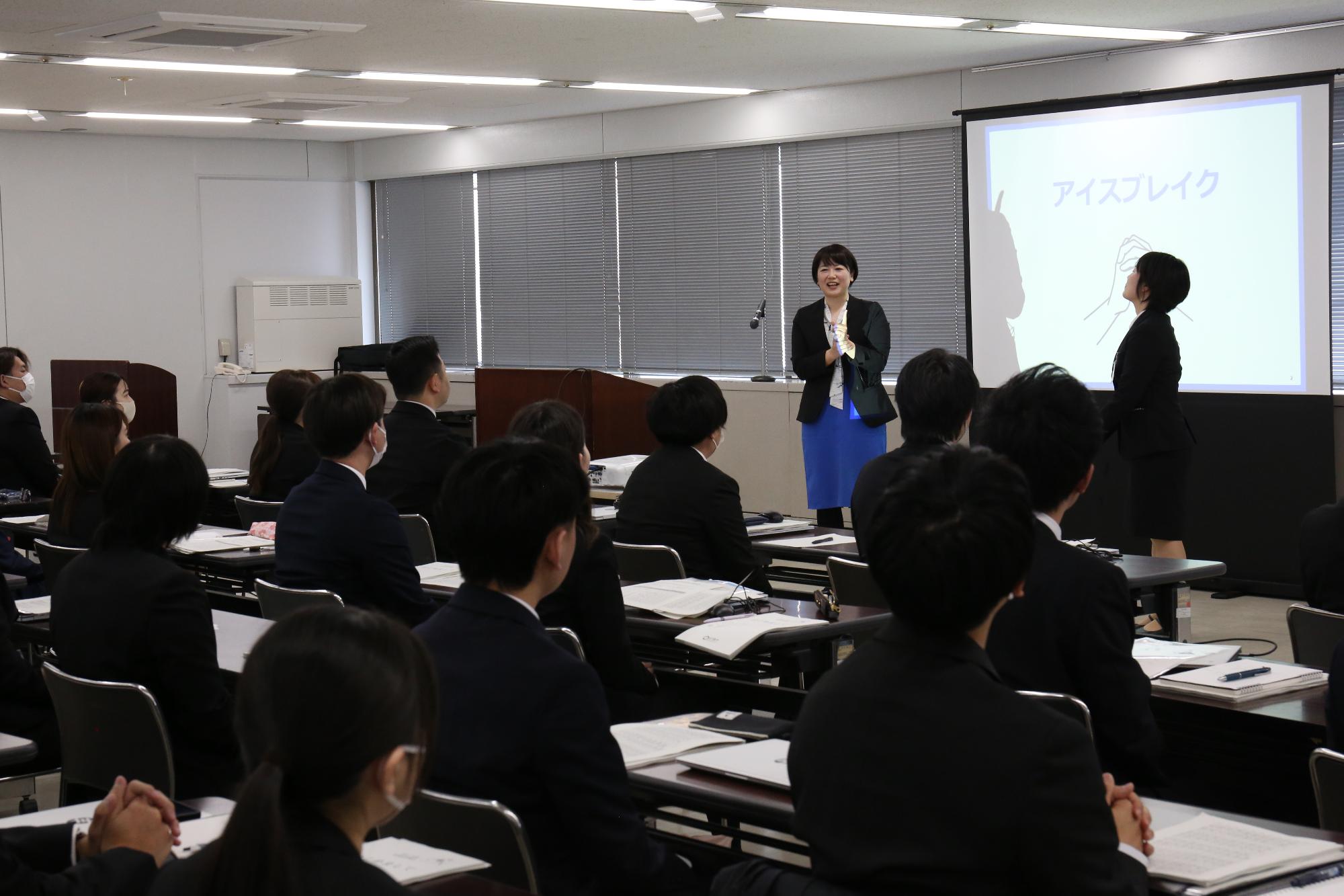 アイスブレイクの説明をする市長と職員