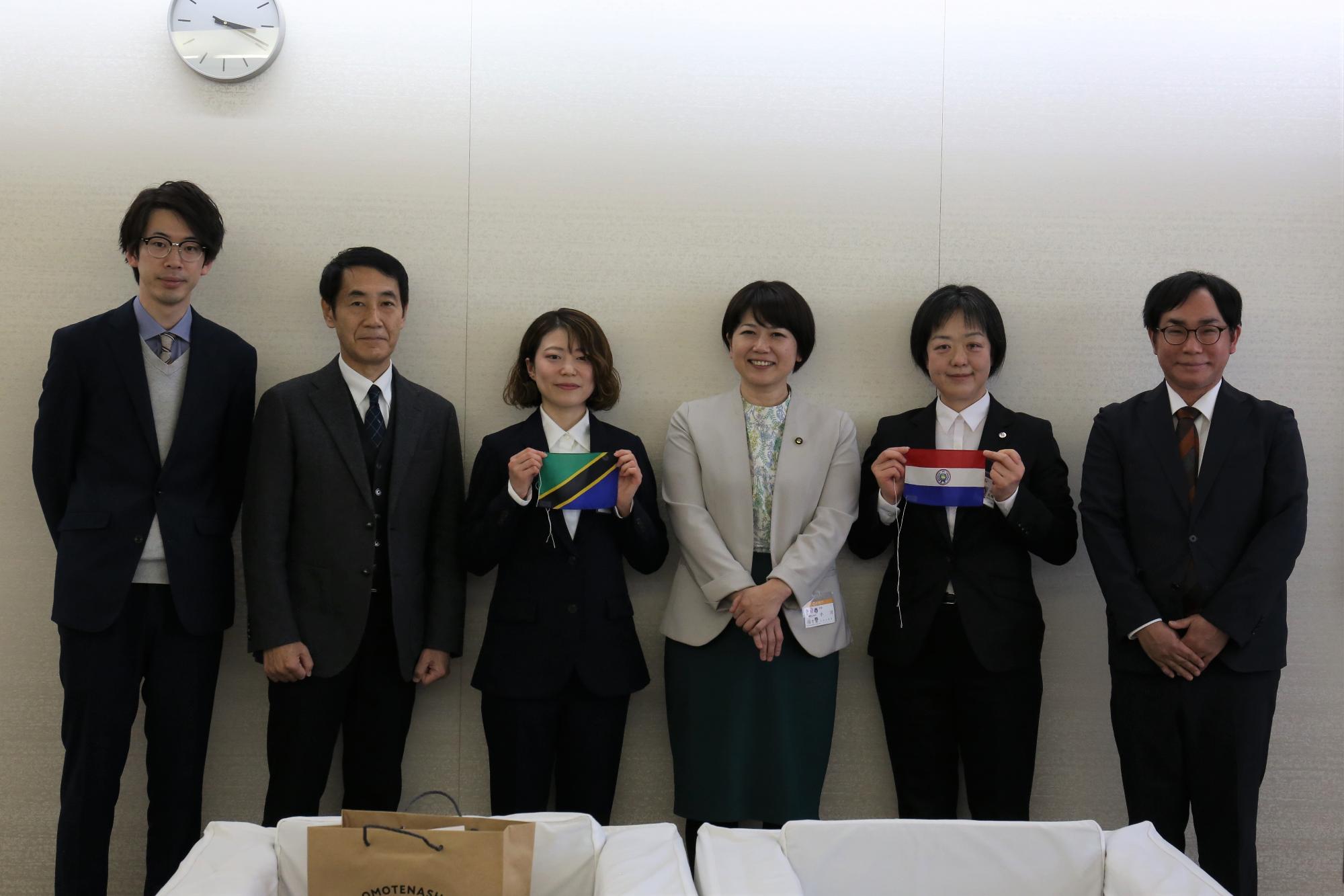 ジャイカの関係者と記念撮影する市長