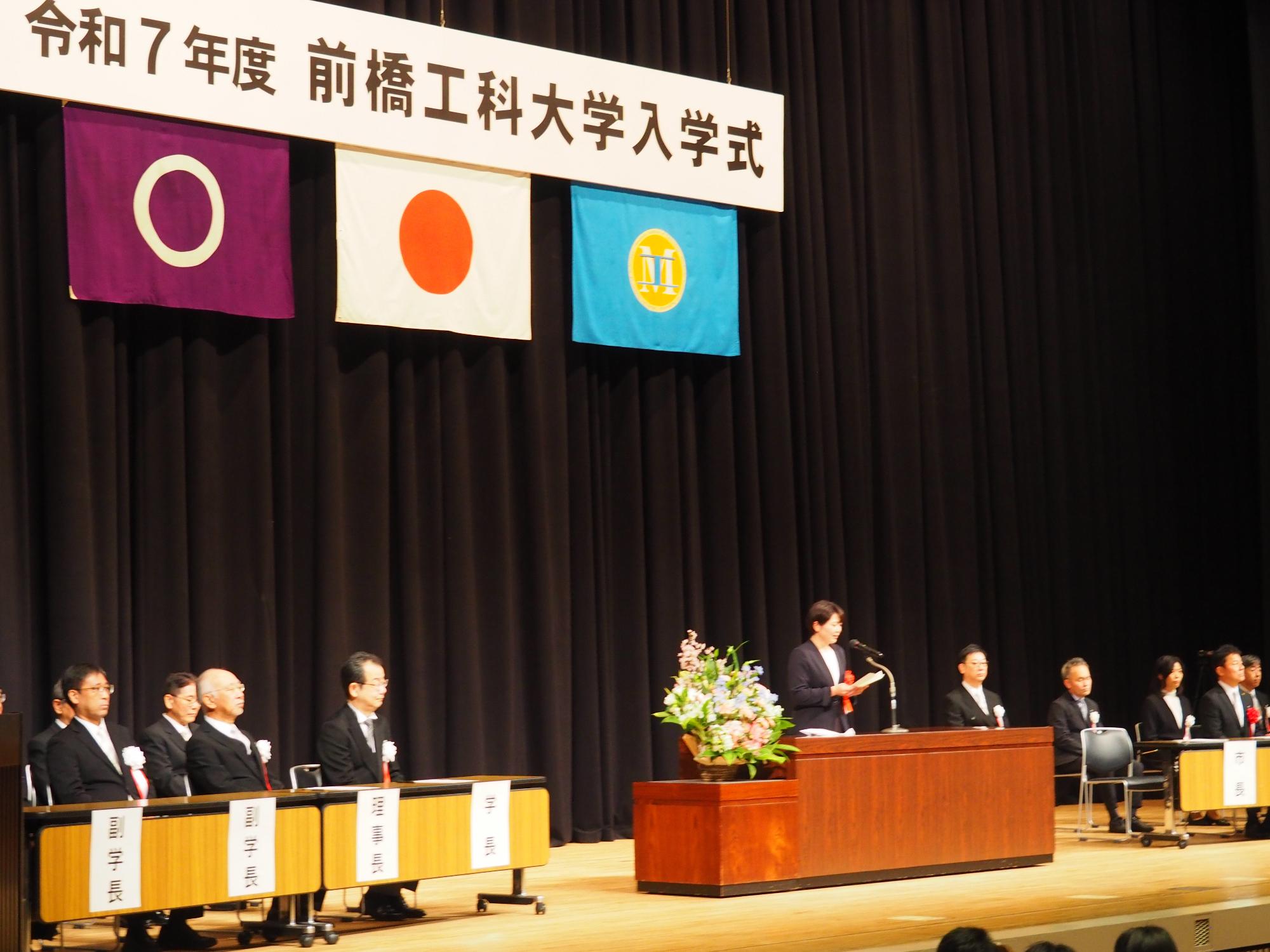 壇上であいさつする市長