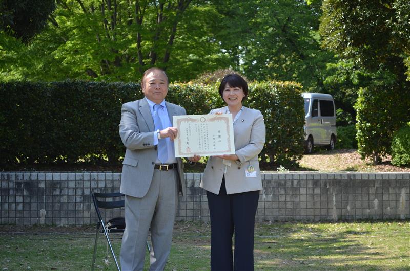 感謝状を持つ市長と寄付した小埜さん