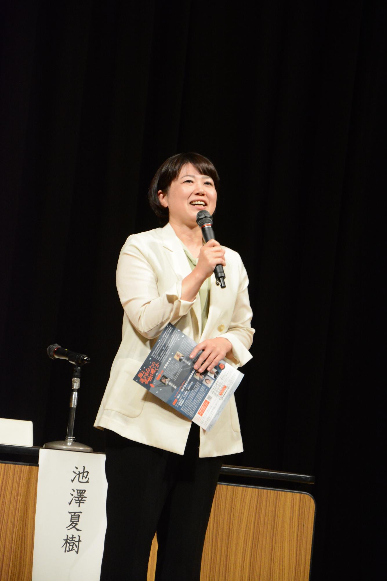 壇上であいさつする市長