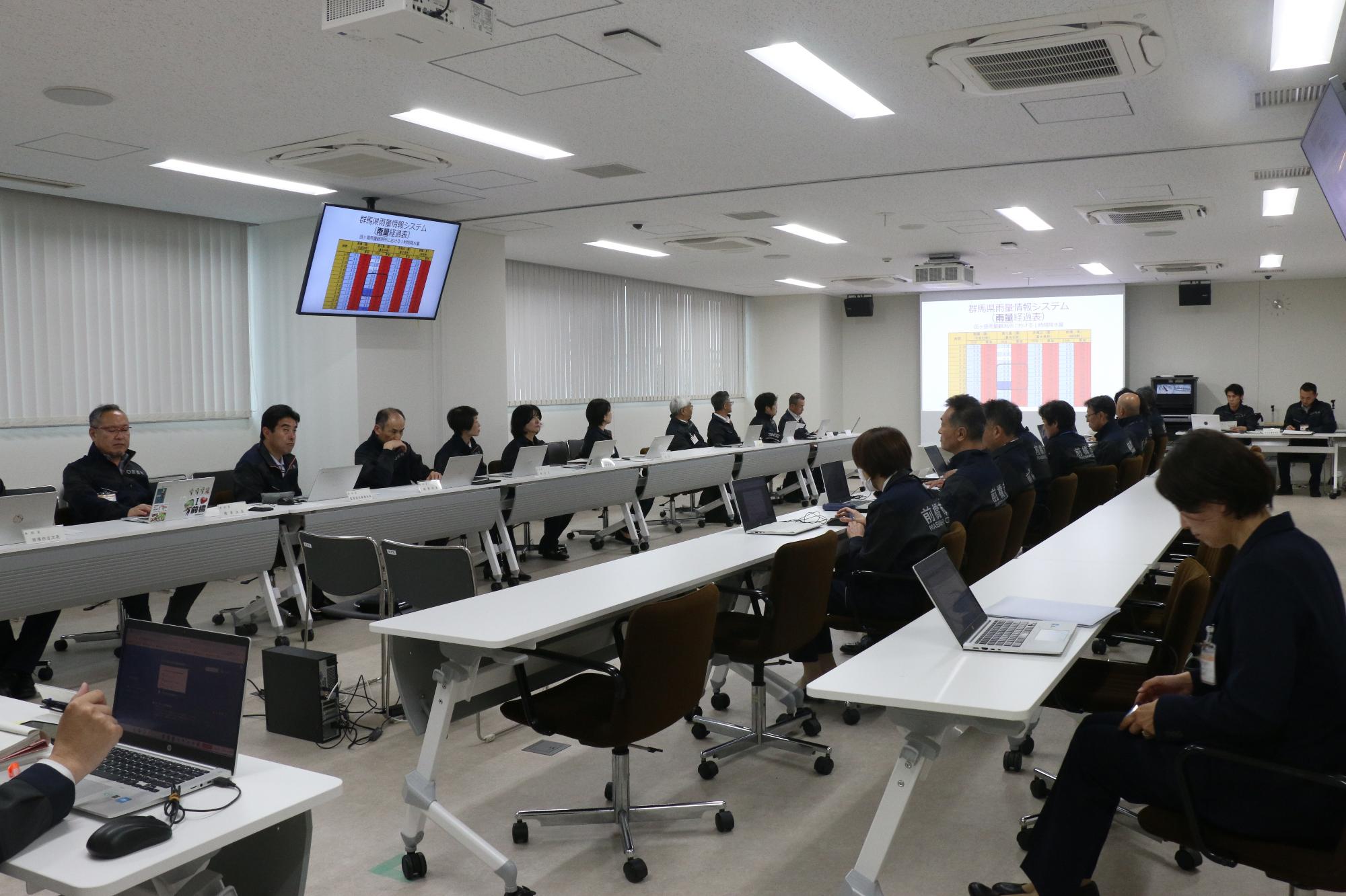 災害時の訓練に臨む市長と市役所職員