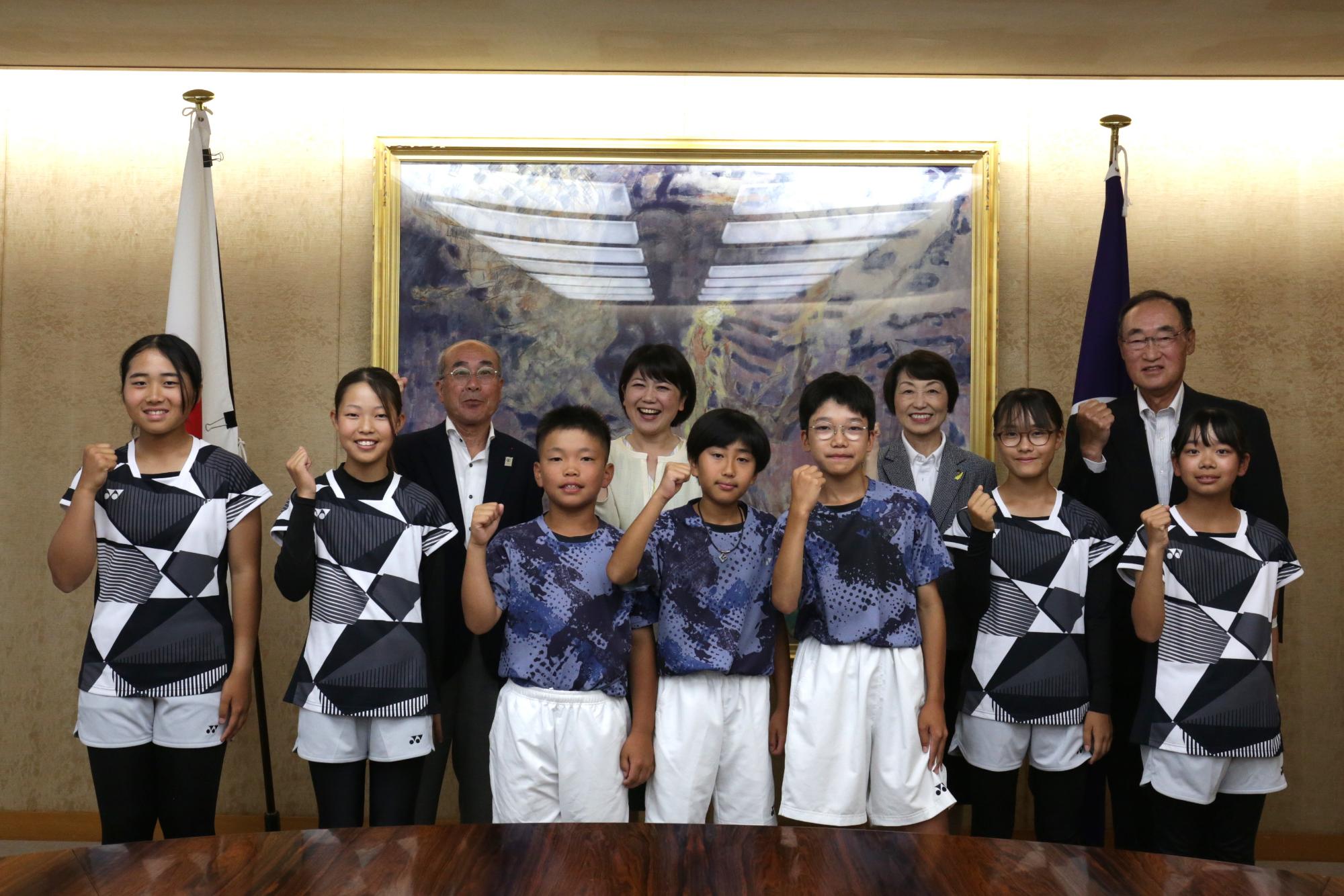ソフトテニス選手権大会出場選手や関係者と小川市長