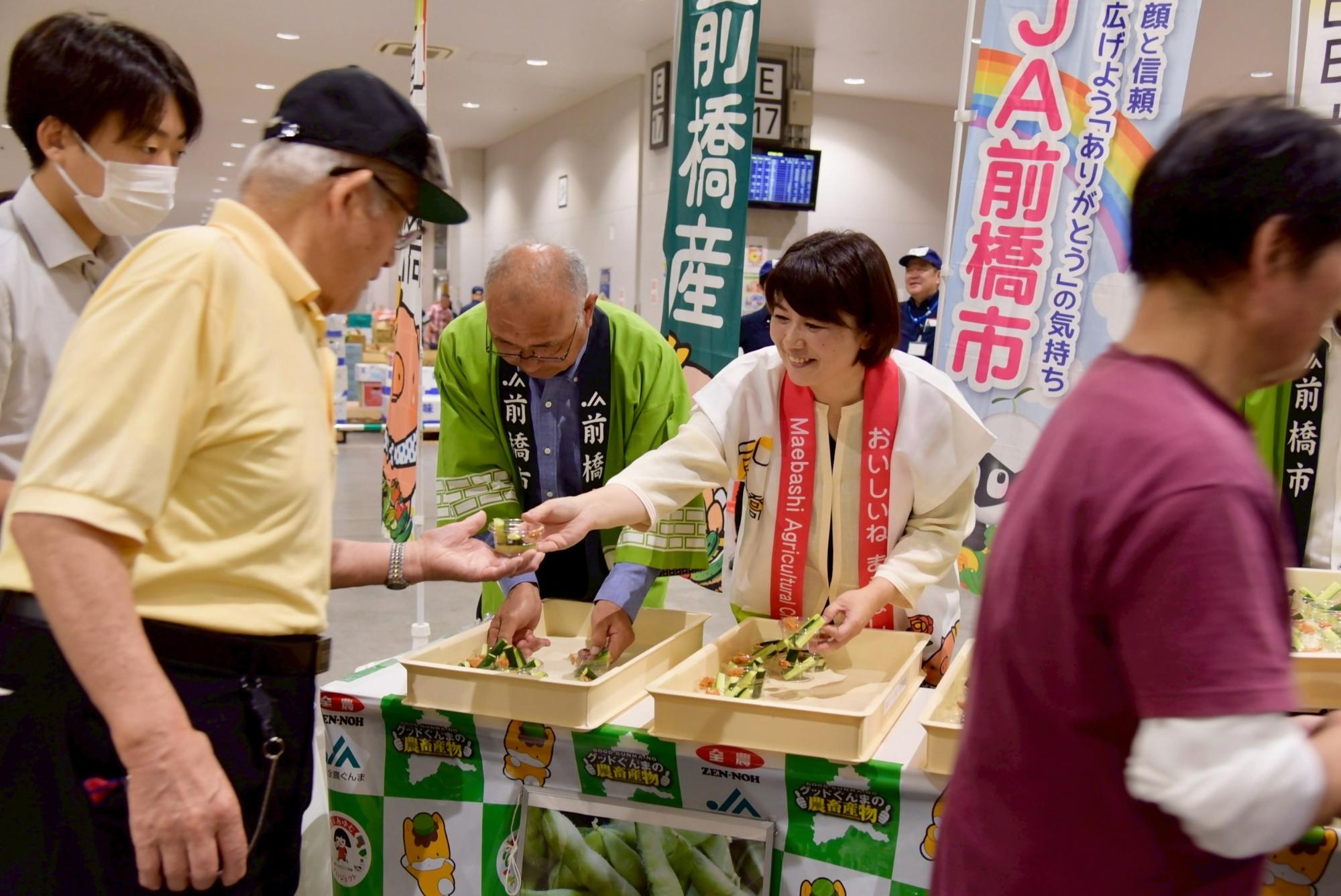 前橋産の枝豆を市場関係者に手渡す小川市長