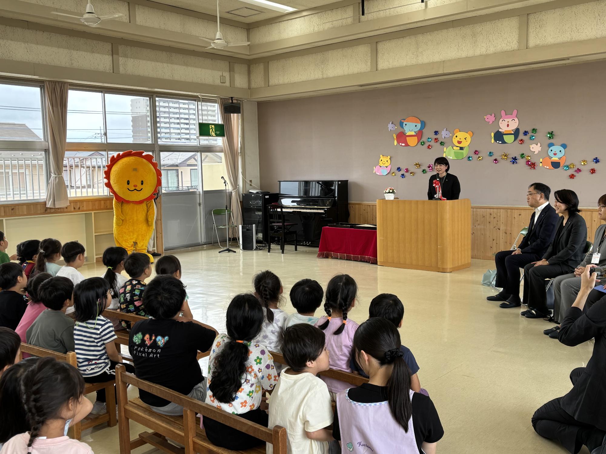 保育園児たちの前であいさつする小川市長