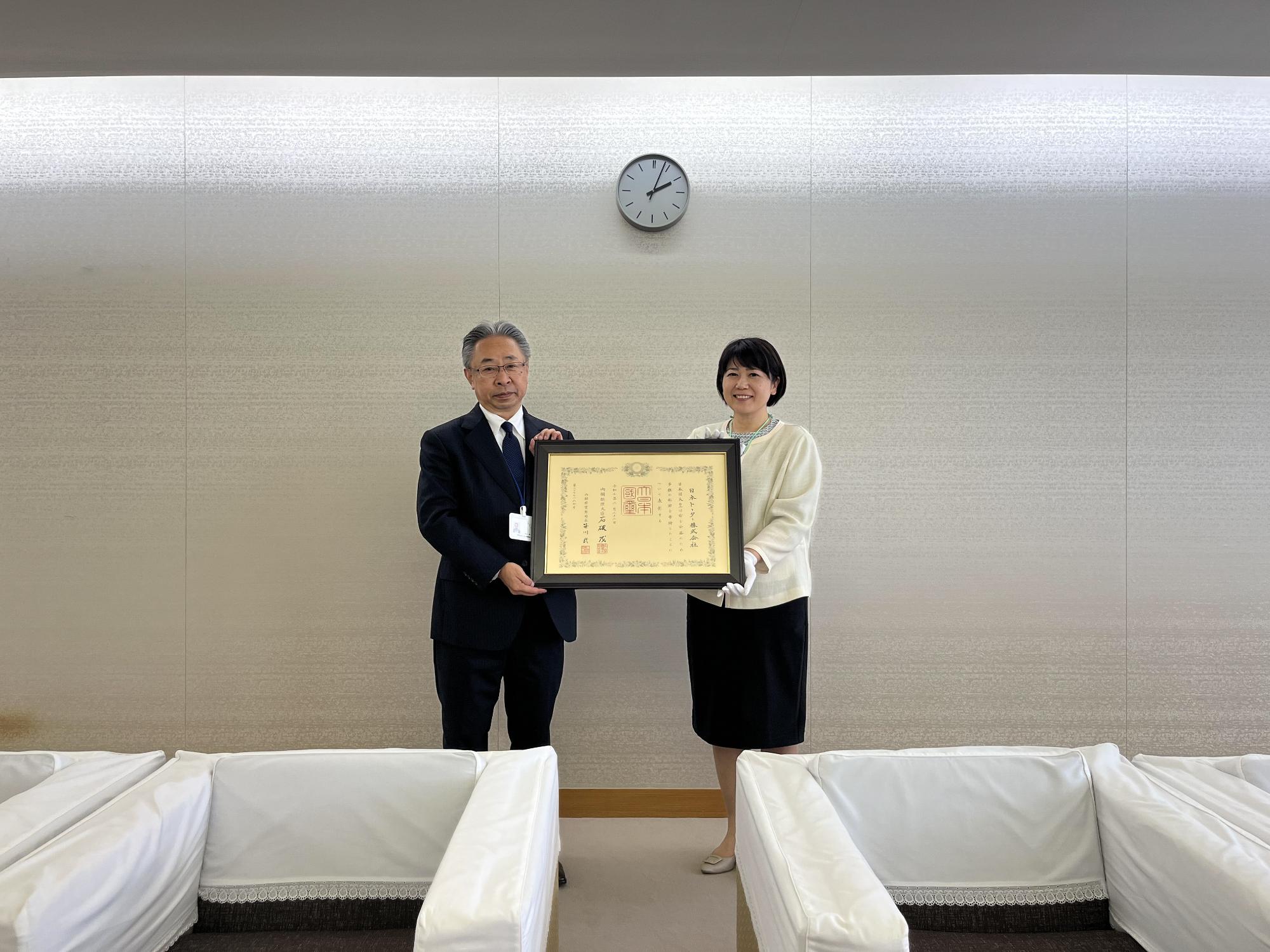 感謝状を持つ日本トーター関口専務と小川市長