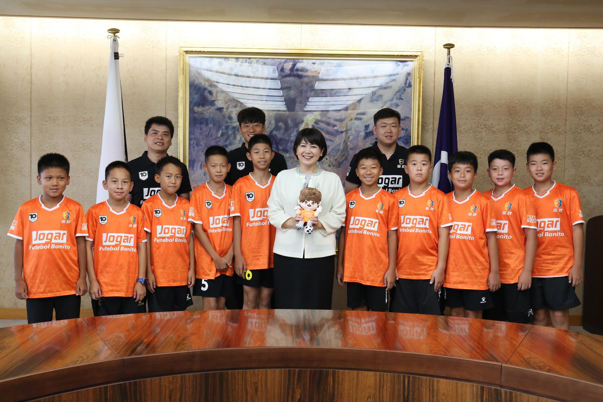 サッカー少年や監督などと小川市長