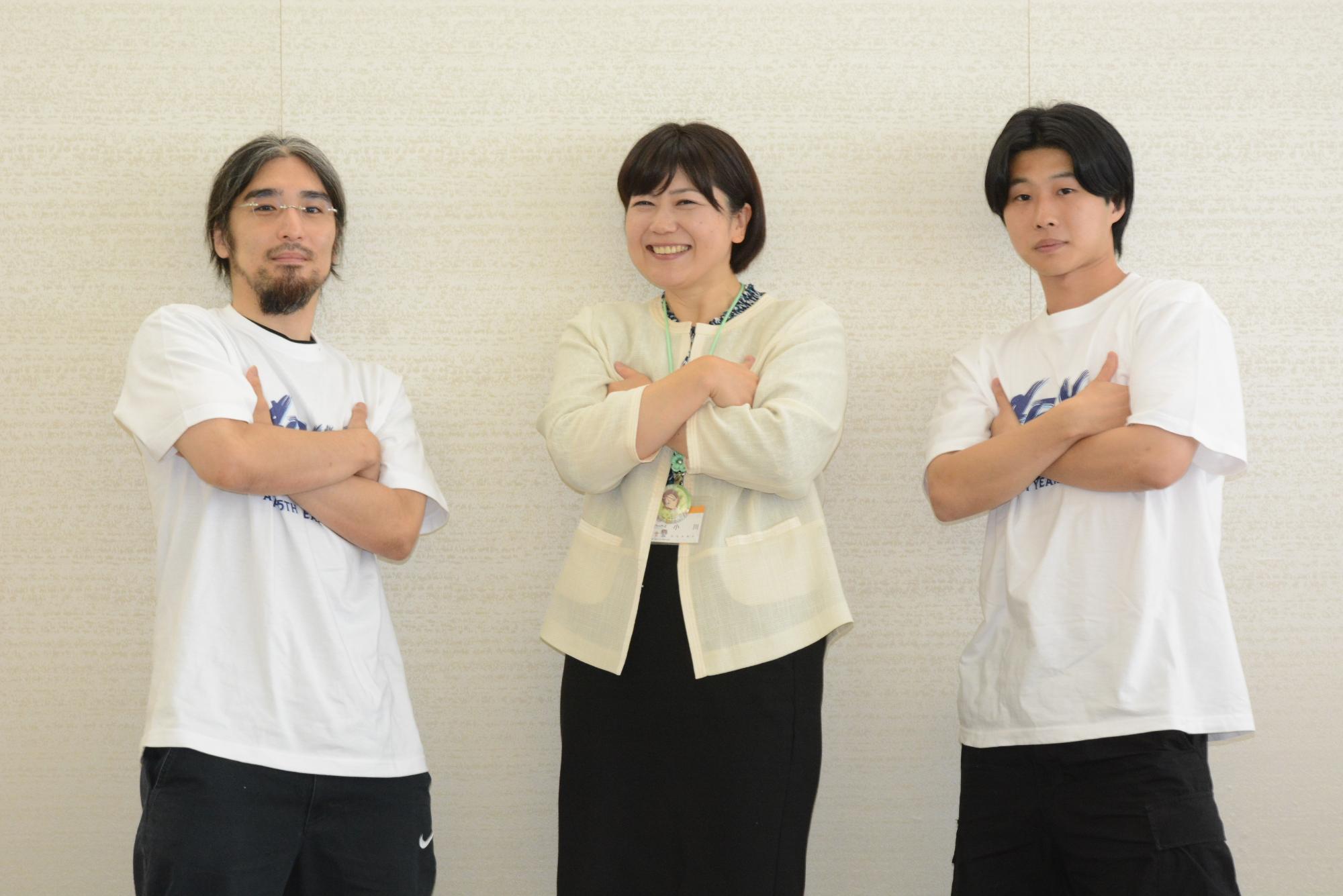脇の下に手を入れるポーズをとるブレイキン選手と市長