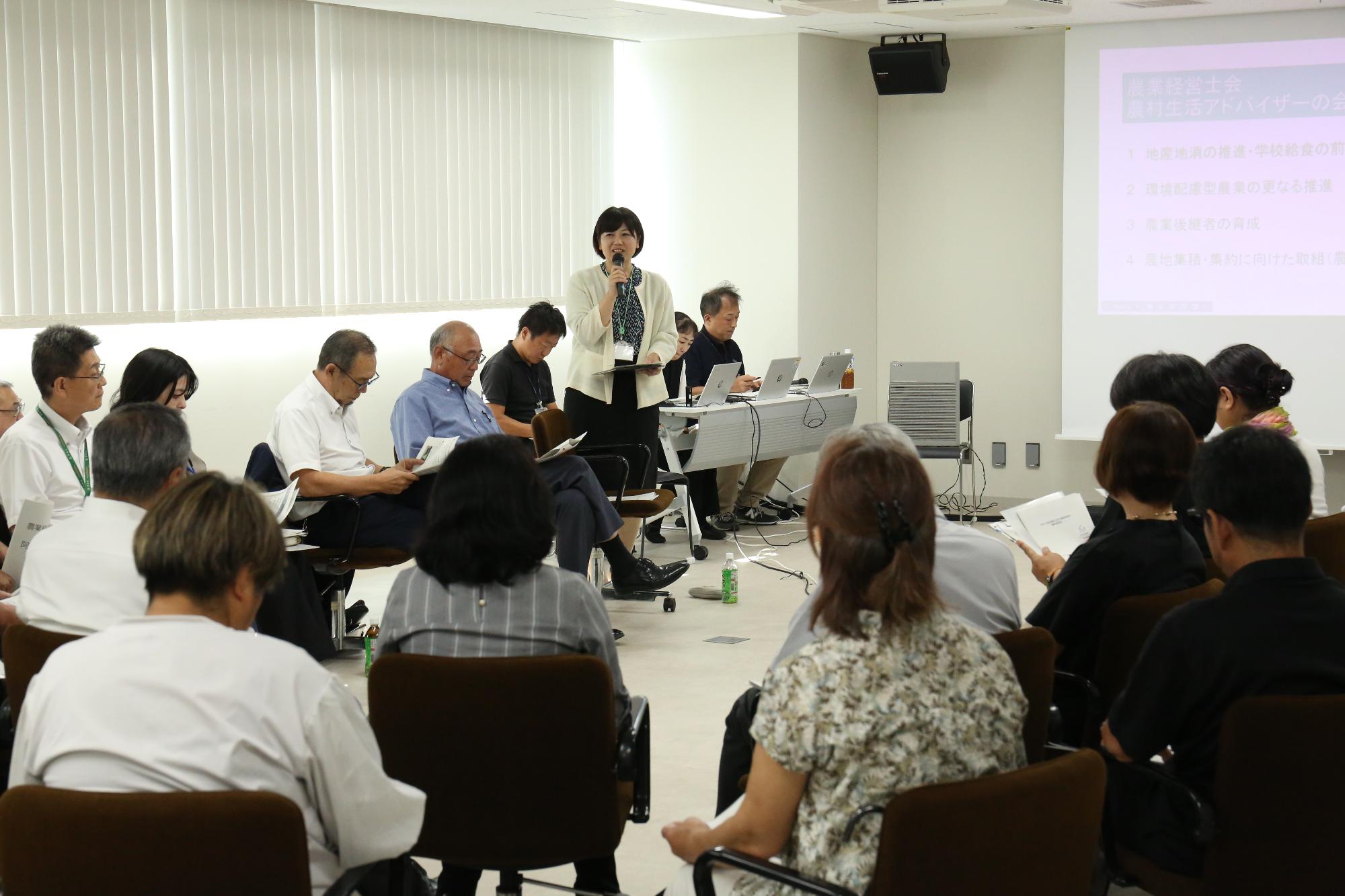 タウンミーティング参加者の前で説明する市長
