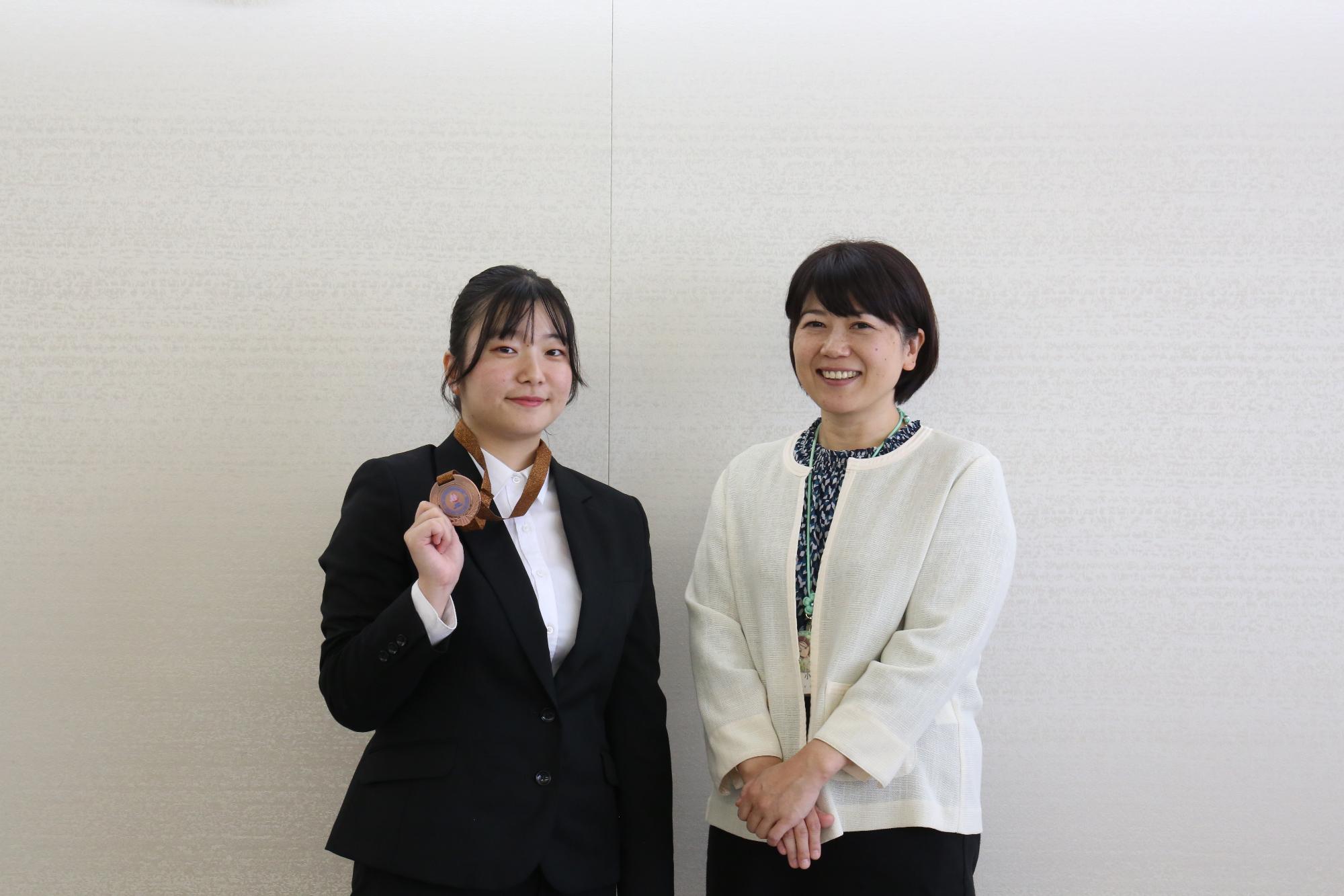 筑井選手と記念撮影する小川市長