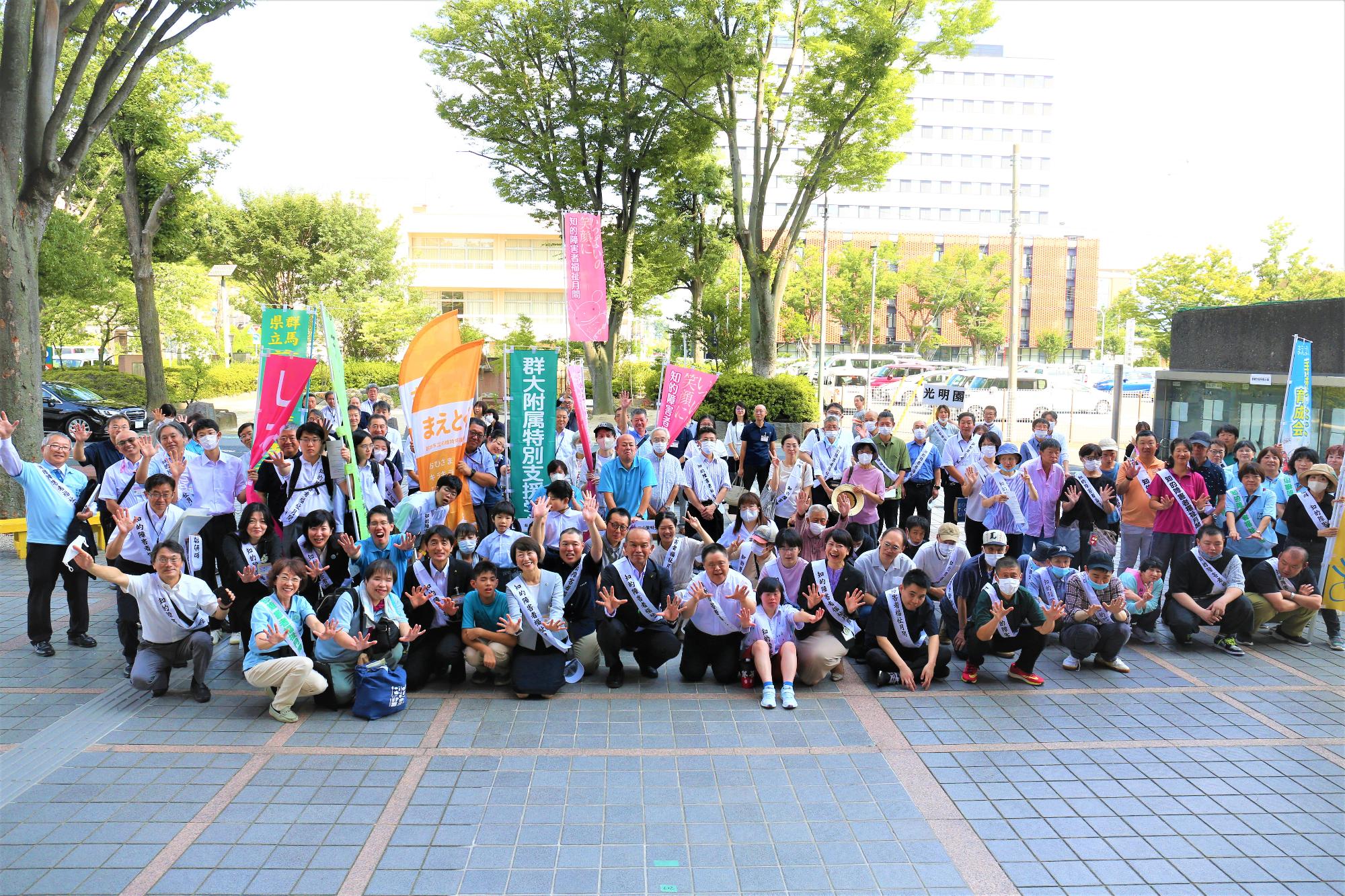 行事に参加する人たちの集合写真