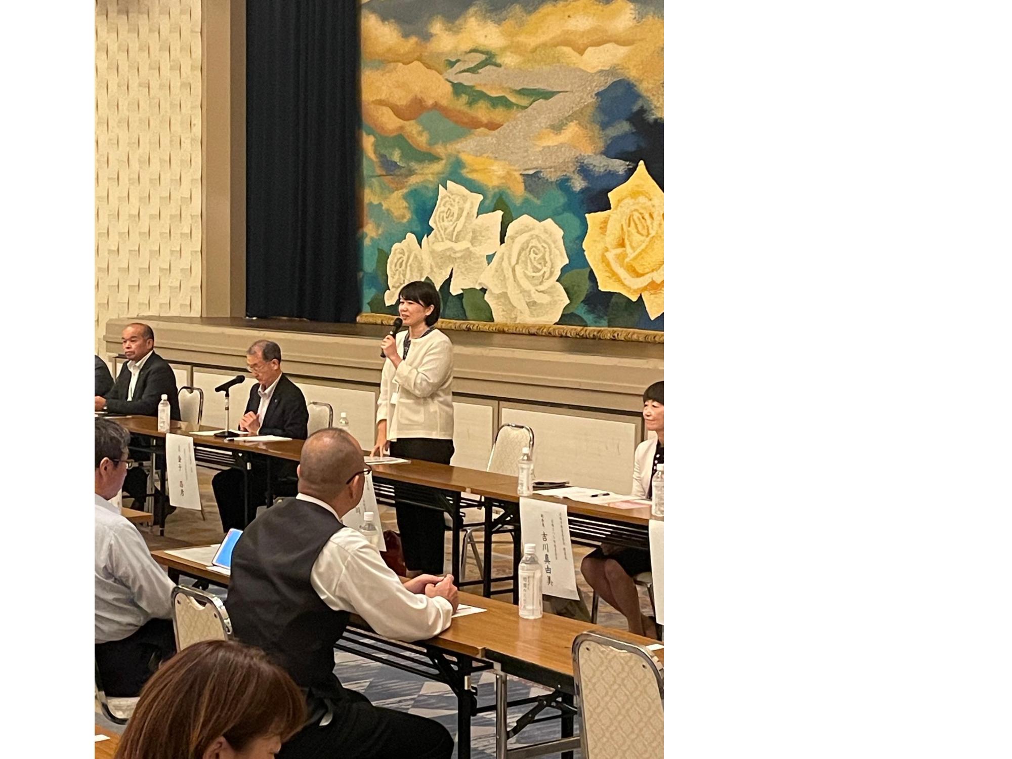 会議参加者の前で挨拶する小川市長