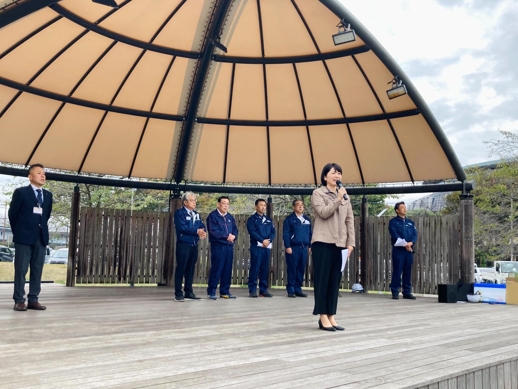 前橋公園の壇上であいさつする小川市長