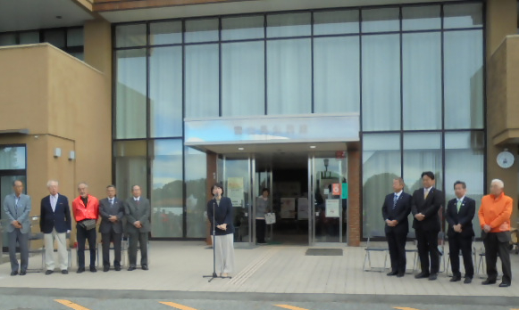 富士見公民館の前で挨拶する小川市長