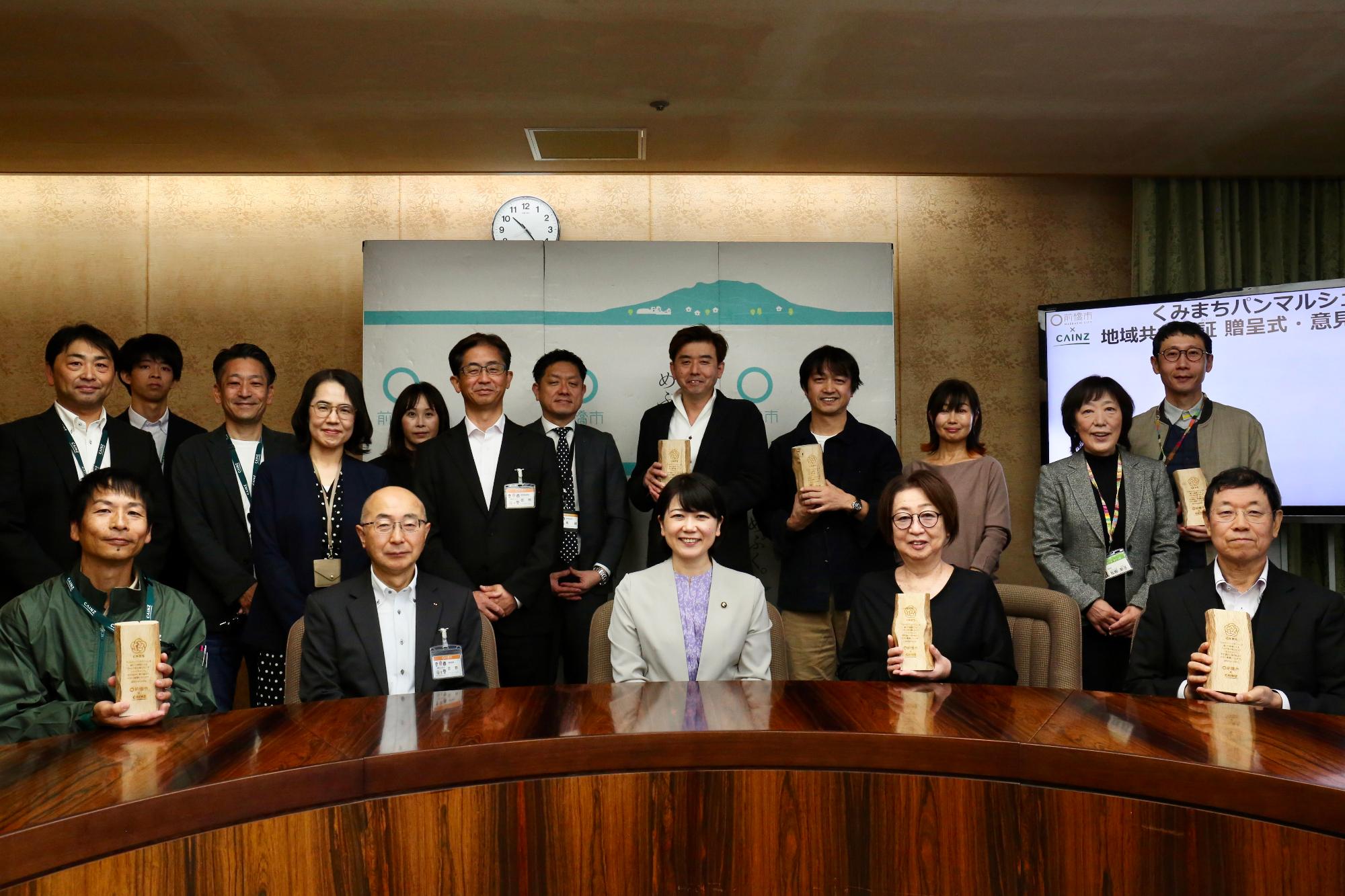 くみまちパンマルシェ関係者と小川市長