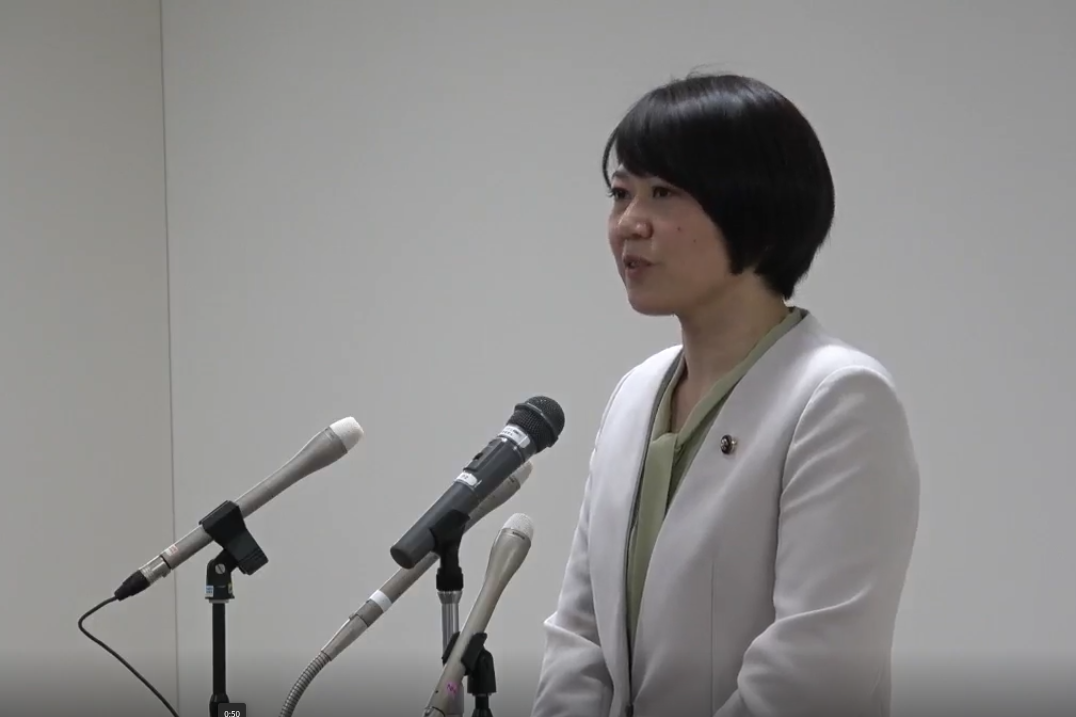 マイクを前に話をする小川市長