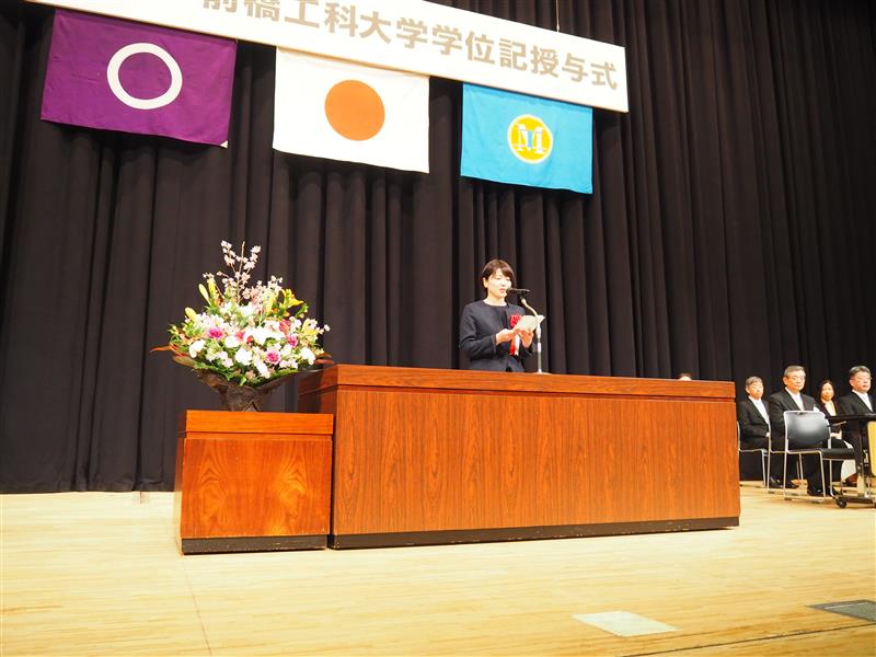 壇上で式辞を読んでいる小川市長