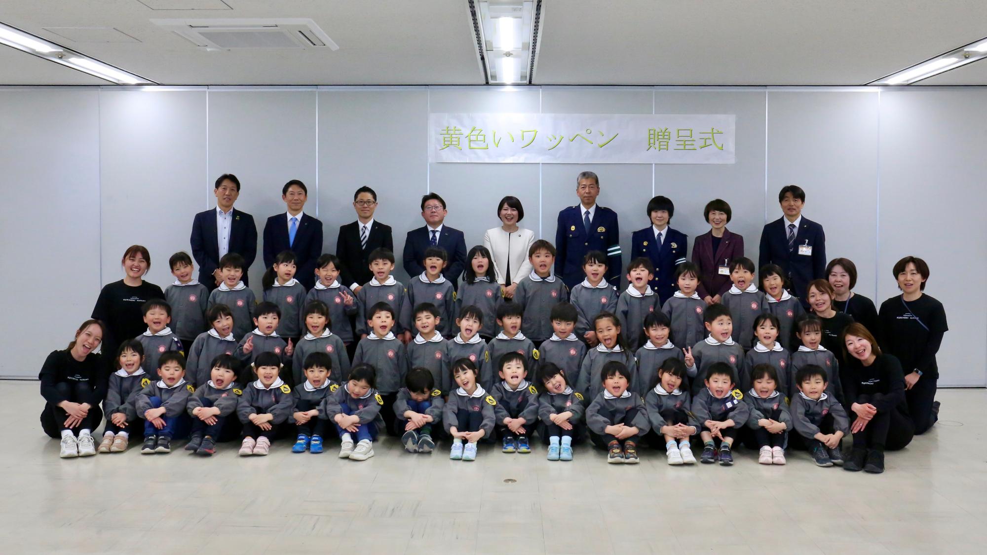 ワッペン寄付者の企業関係者と新入学生