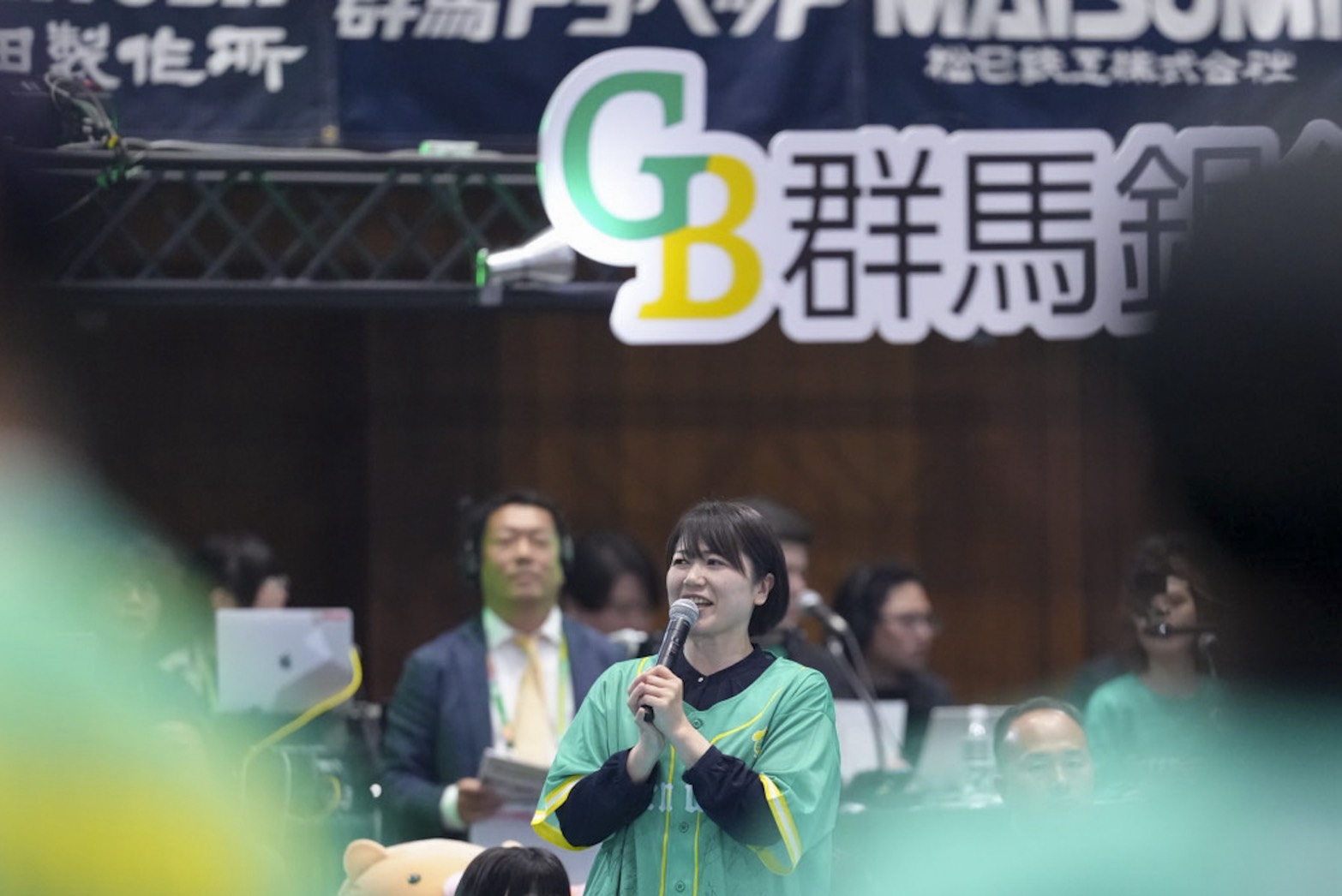 試合前にあいさつをする小川市長