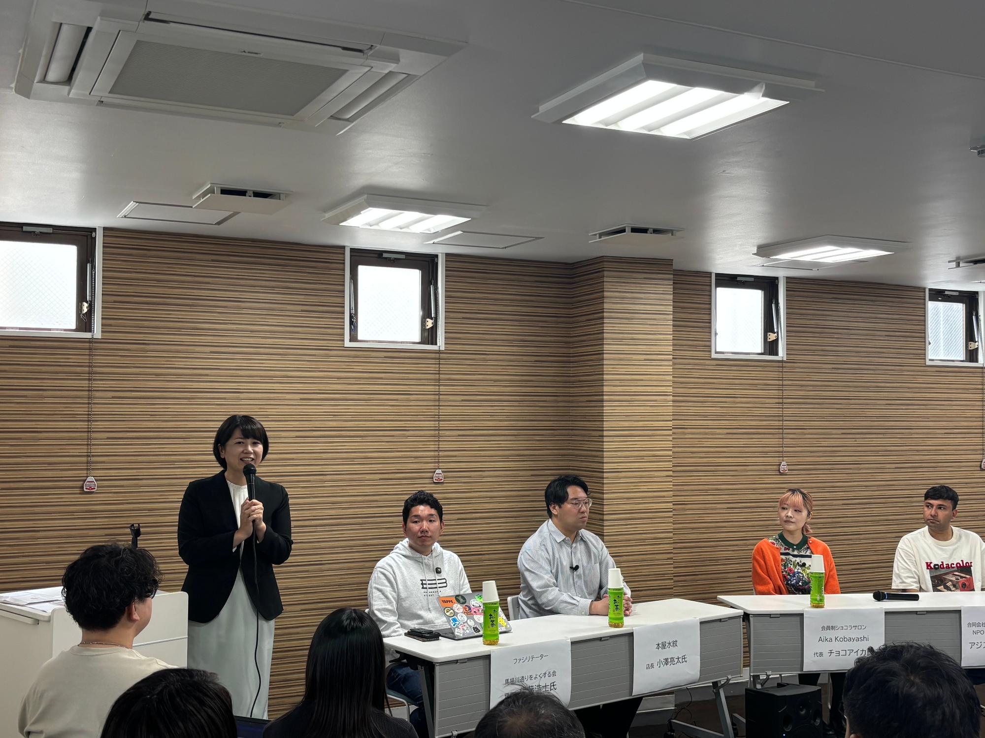 参加者の前であいさつをする小川市長