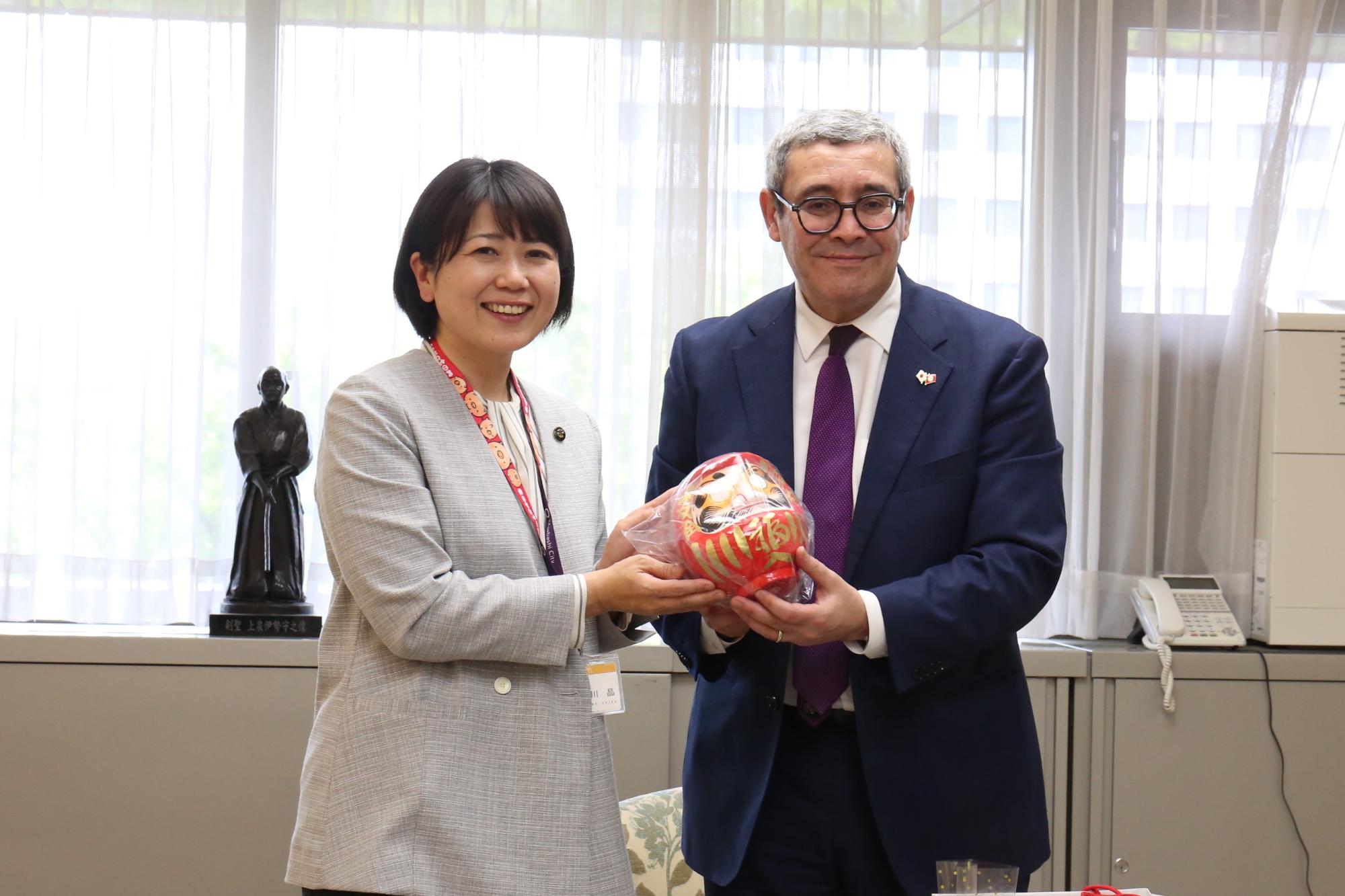 だるまを持つ駐日チュニジア大使と小川市長