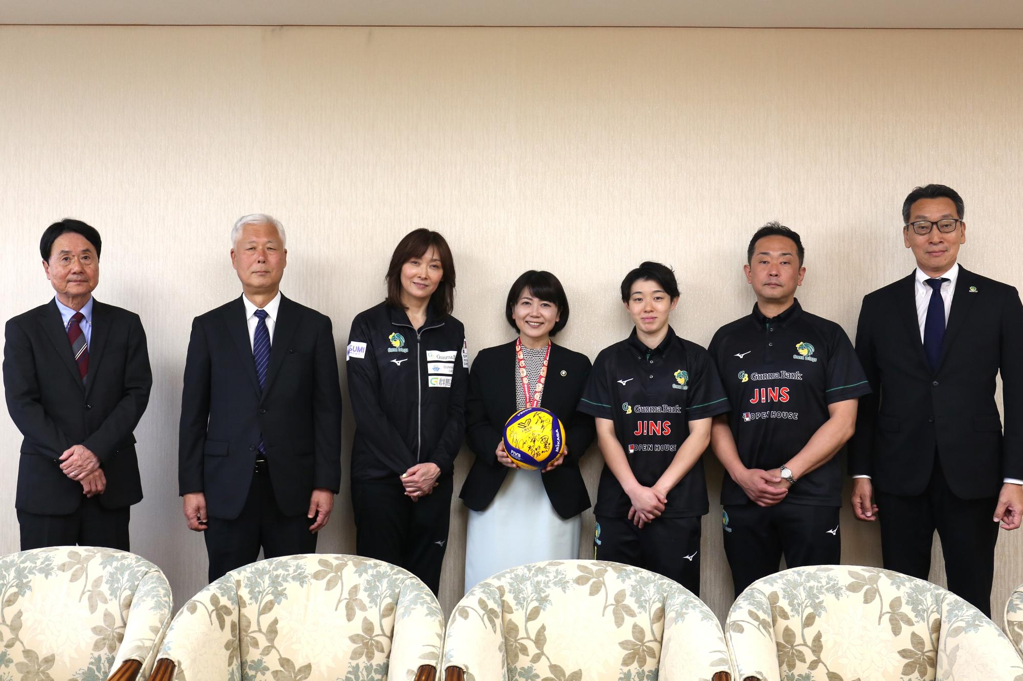 バレーボールを持って記念撮影をする小川市長と関係者