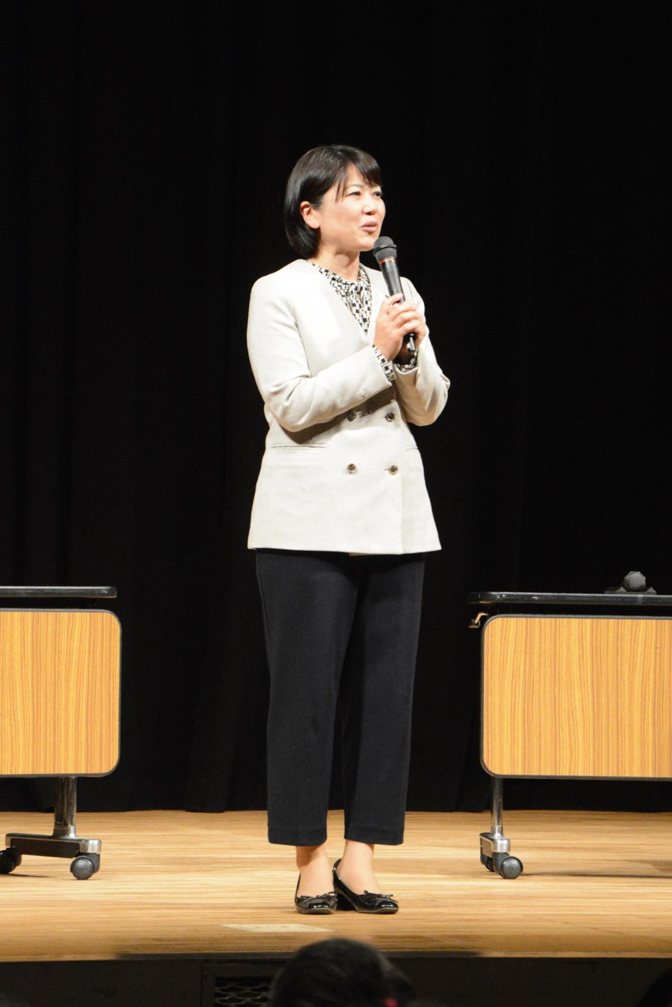 壇上であいさつする小川市長