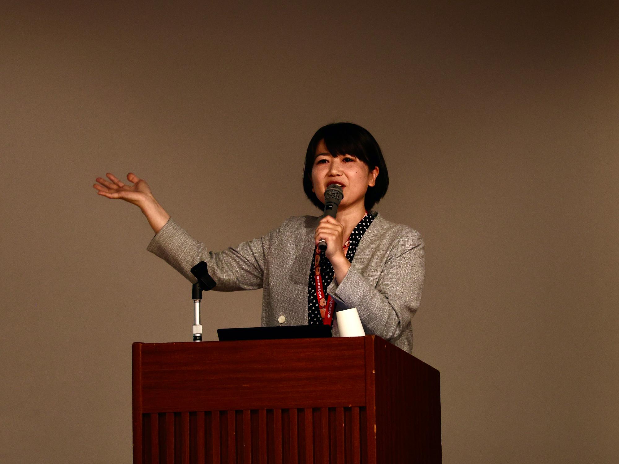 説明する小川市長