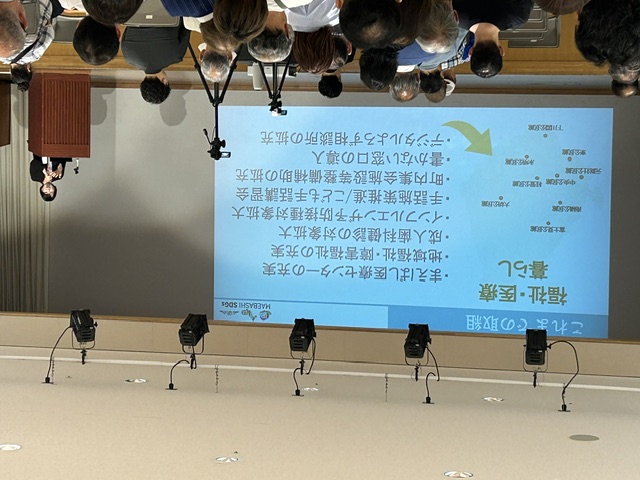 スライドの説明をする小川市長
