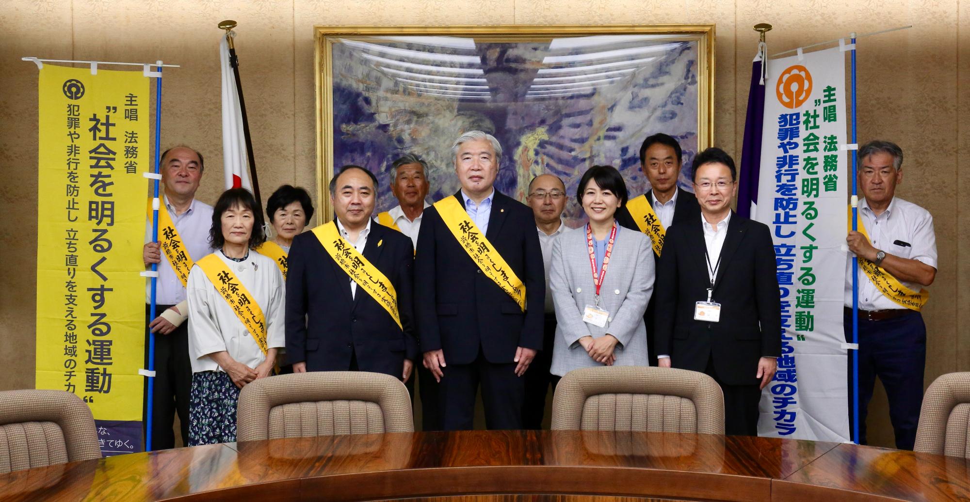 関係者と記念撮影する小川市長