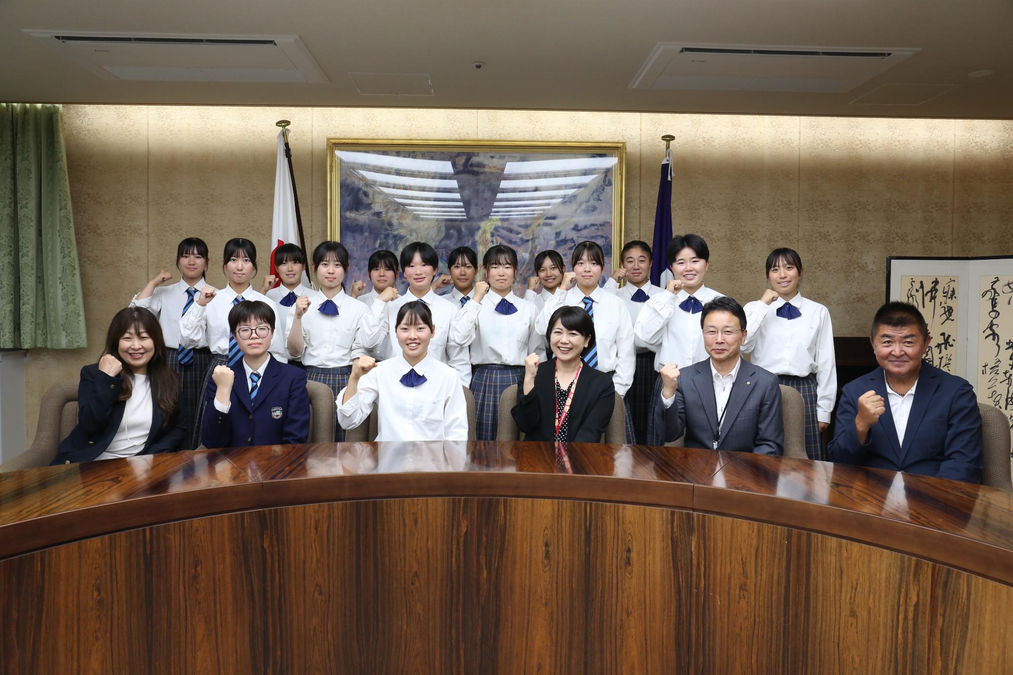 ガッツポーズをする市立前橋高の生徒・関係者たちと小川市長