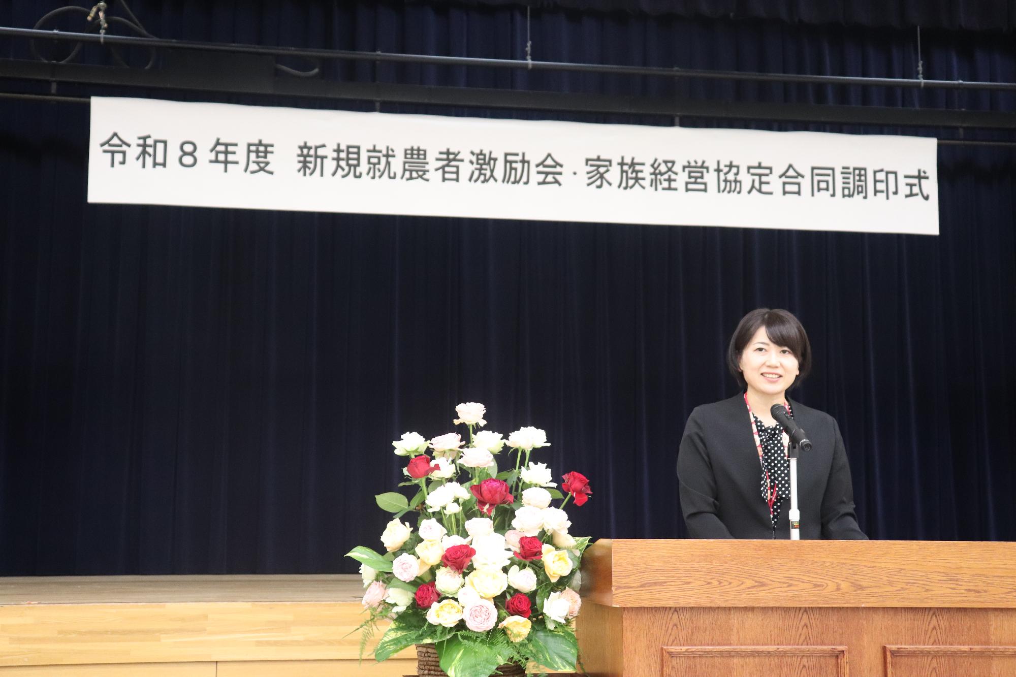 演台であいさつする小川市長