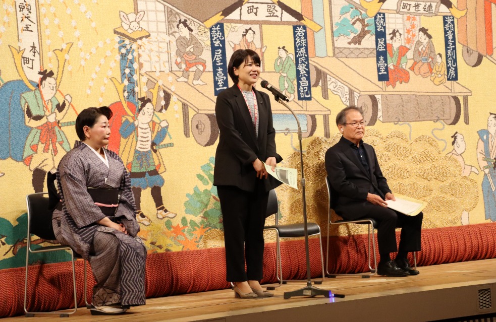 ステージ上であいさつする小川市長