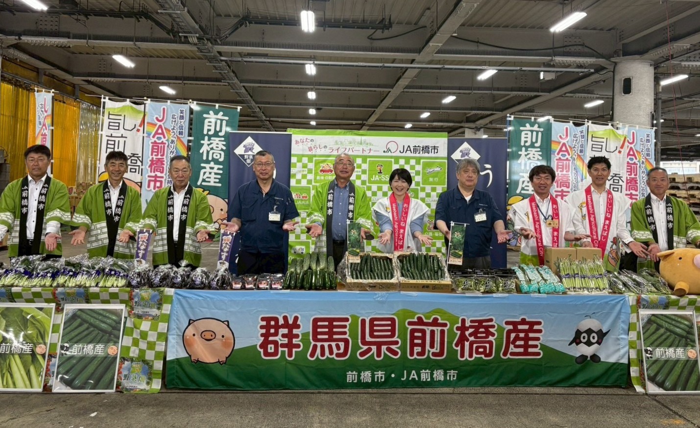 野菜を並べて写真撮影をする関係者と小川市長