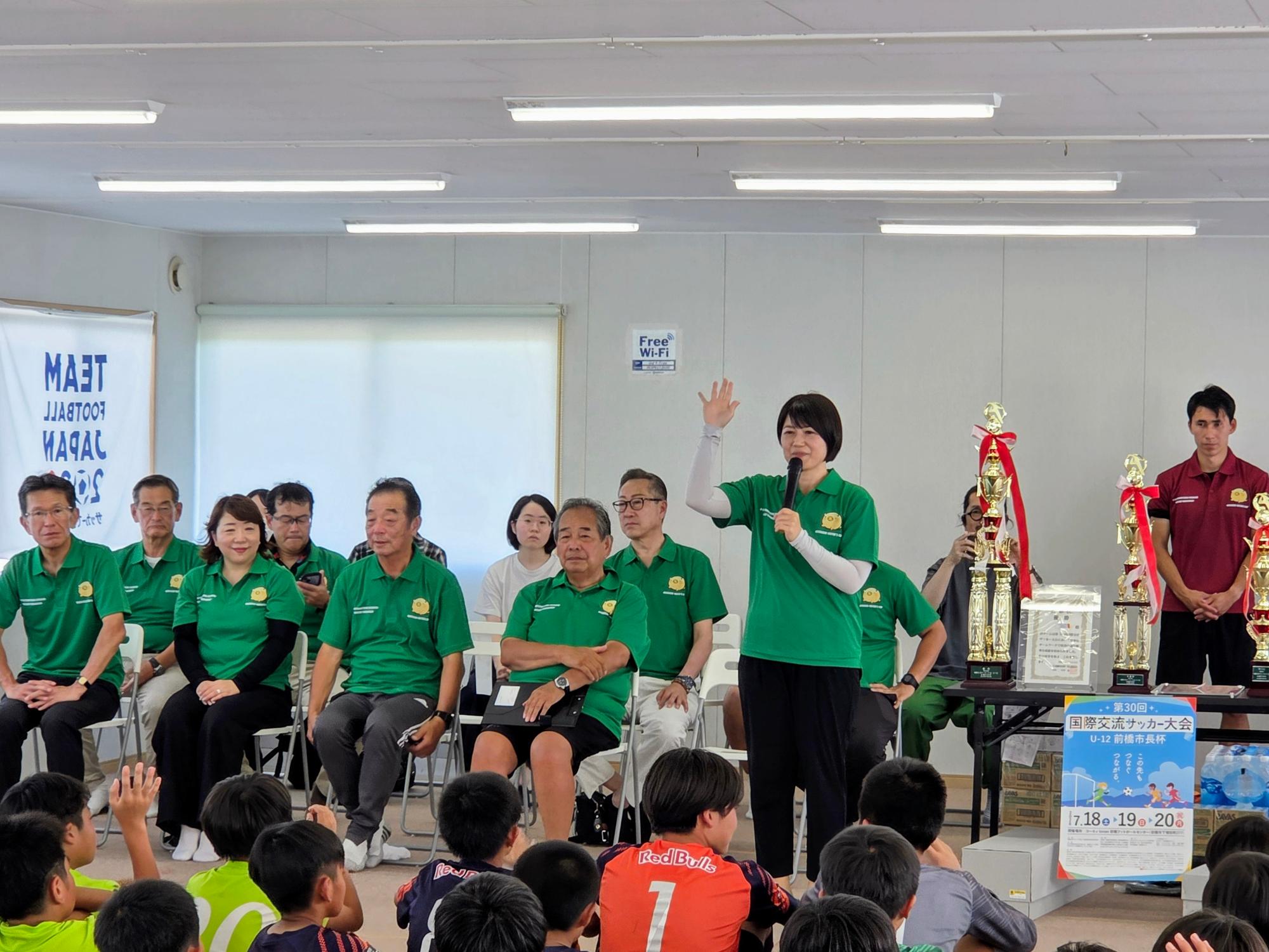 参加者の前であいさつする小川市長