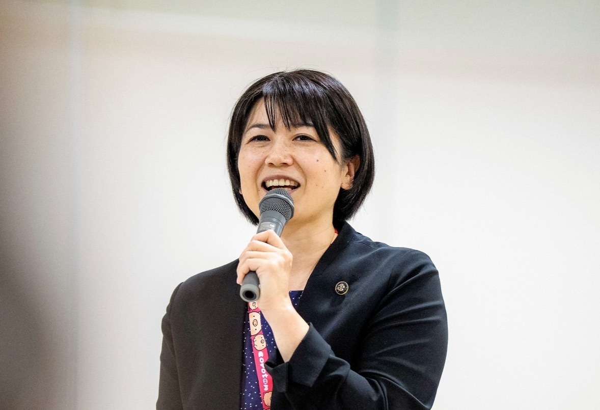 参加者を前にあいさつする小川市長