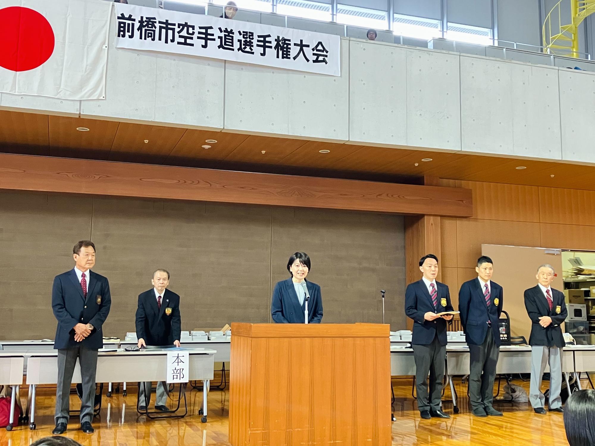 参加者の前であいさつする小川市長