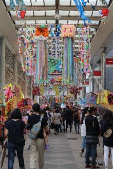 七夕祭り中の中央通り商店街の写真