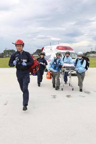 ドクターカーから救急患者を運んでいる写真