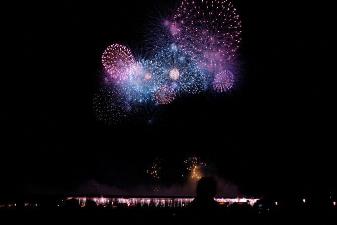 打ち上げ花火とナイアガラ花火が一緒に上がっている写真