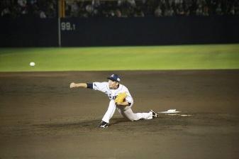ボールを投げる多和田選手の写真