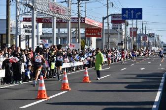 公田町中継所の沿道で選手を応援する人たちの写真