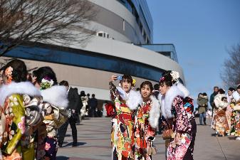 ヤマダグリーンドーム前橋の前で自撮りする4人の女性の写真