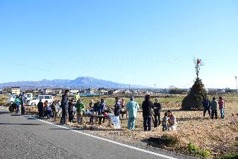 赤城山を背景に点火の準備