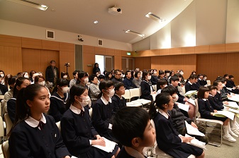 前橋文学館長の話を真剣に聞く絵画展受賞者の子どもたちの写真