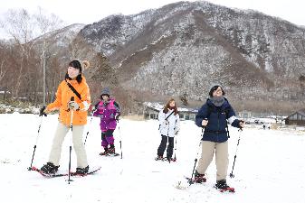 スノーシューを履いて覚満淵の雪の上を歩くワカモノ記者たち